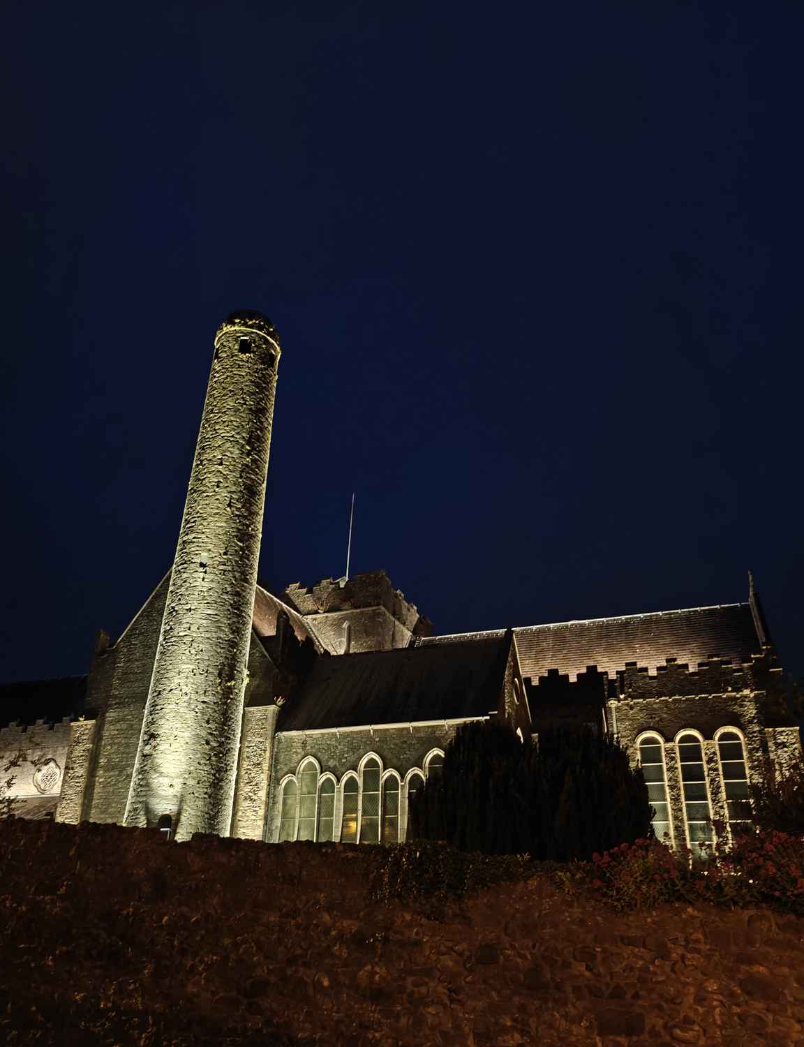 Yksi Irlannin parhaiten säilyneistä keskiaikaista katedraaleista on St. Canice's Cathedrall. Sen pyöreään torniin voi kiivetä ihailemaan maisemia.