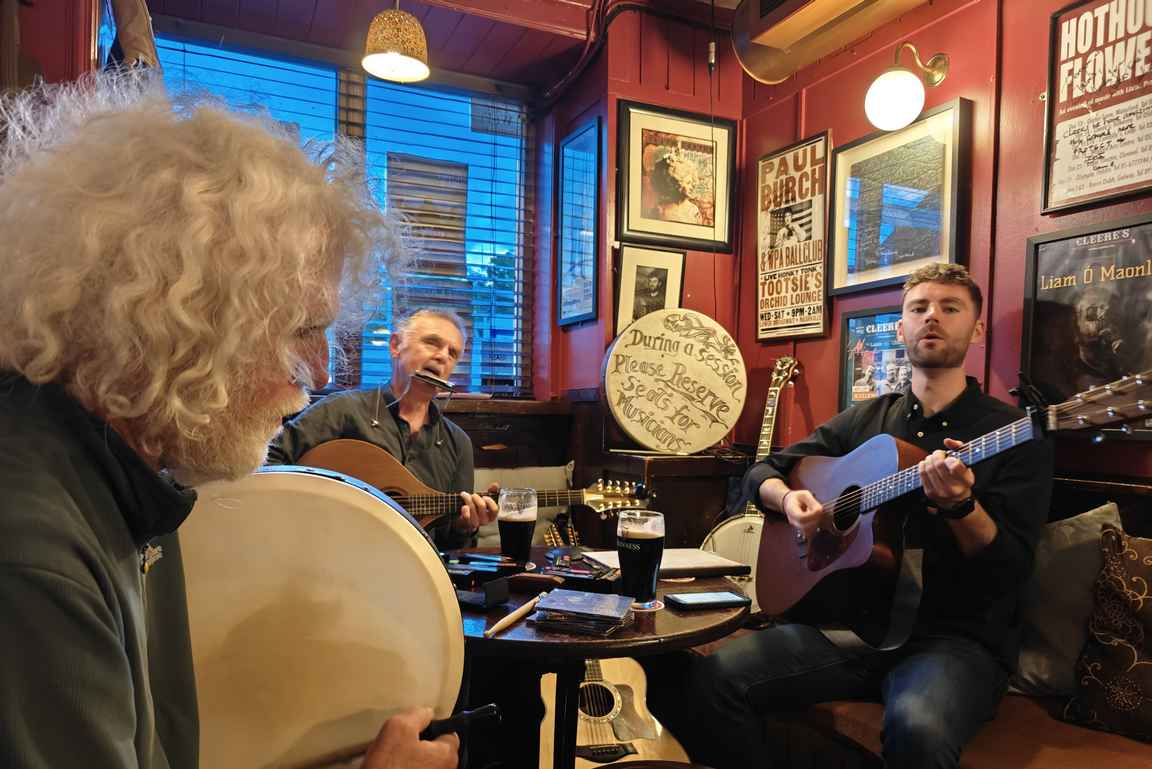 Maanantai-illan traditio voi alkaa keskellä olevan Mick Walshin organisoidessa iltaa.