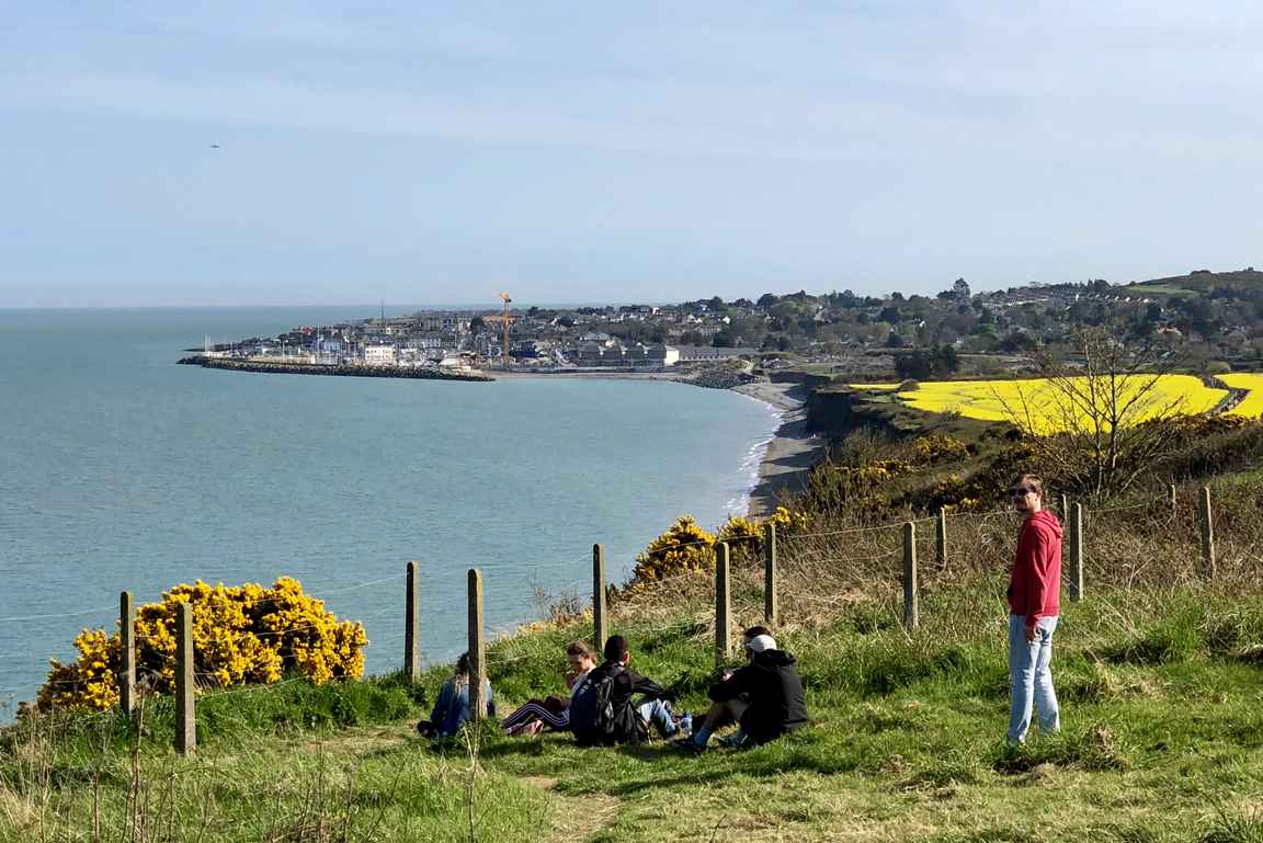 Bray to Greystones Coastal Cliff Walk tarjoilee upeita maisemia patikoijalle.