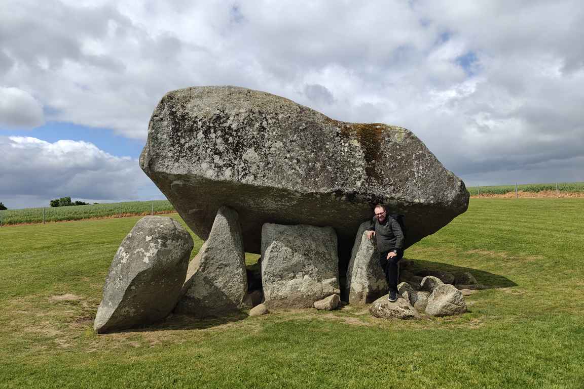 Browne's Hill Dolmenin rinnalla näyttää varsin kevyeltä kaverilta.