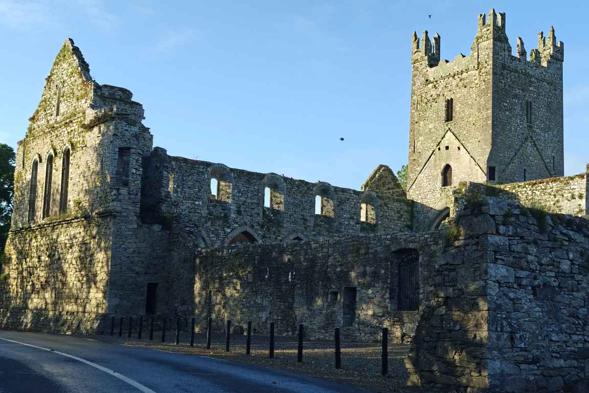 Jerpoint Abbeyn luostarin rauniot ovat Thomastownin kylän läheisyydessä.