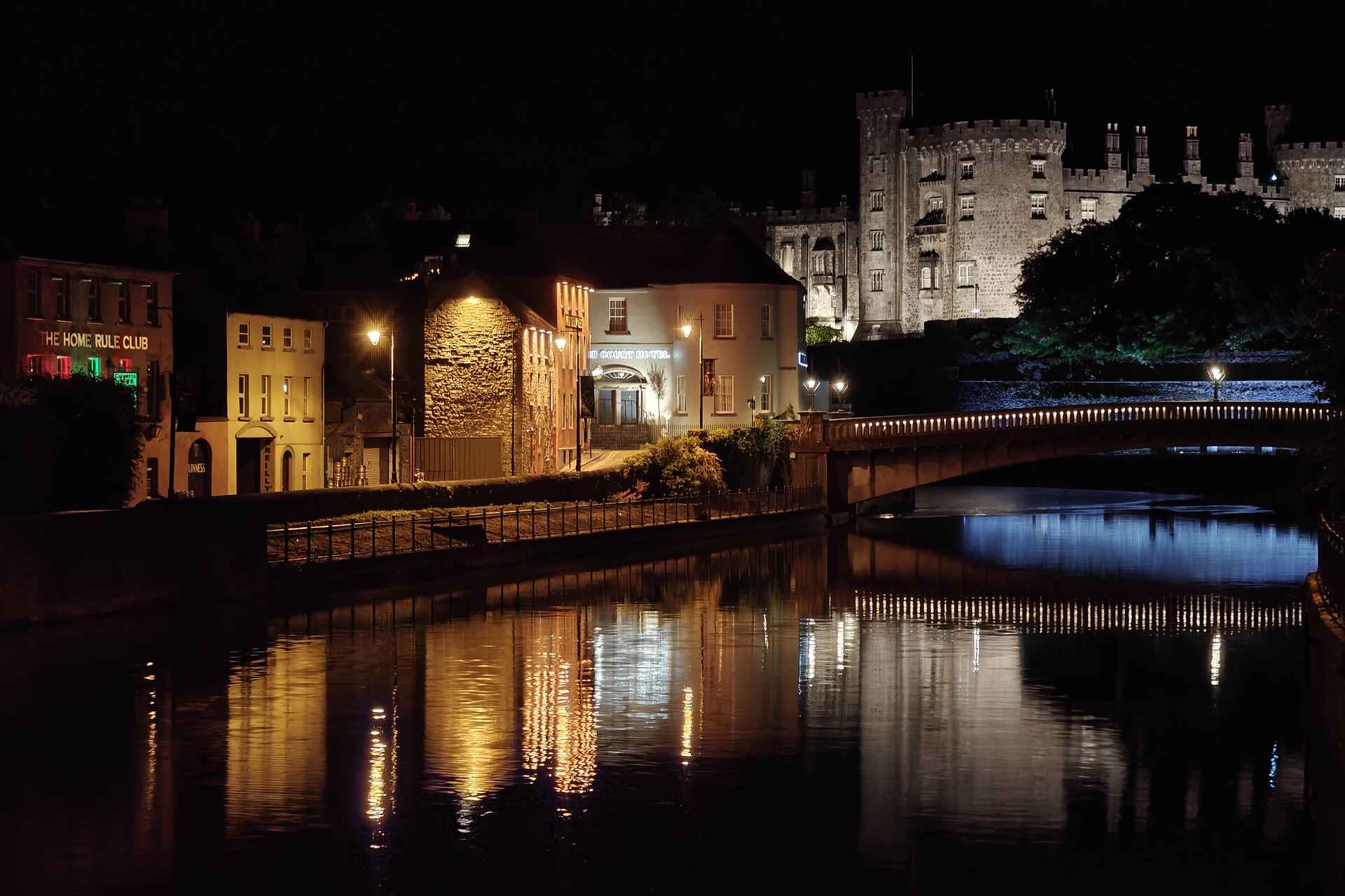 Kilkenny Castle ja Nore-joki iltavalaistuksessa.