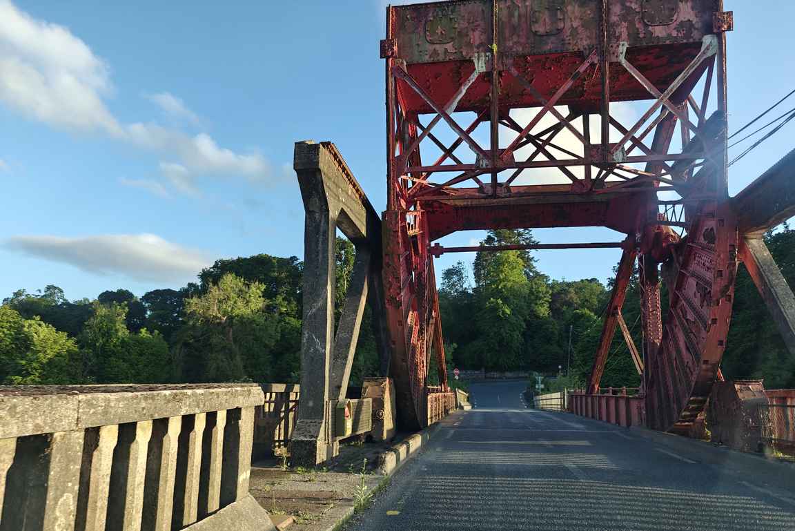 R700 maisematien varrella ylitetään Nore-joki komeaa Mount Garrett siltaa pitkin.