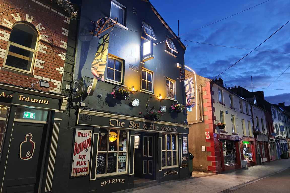Wexfordin South Main Steetillä on lukuisia erinomaisia pubeja, mutta The Sky & the Ground on niistä paras.
