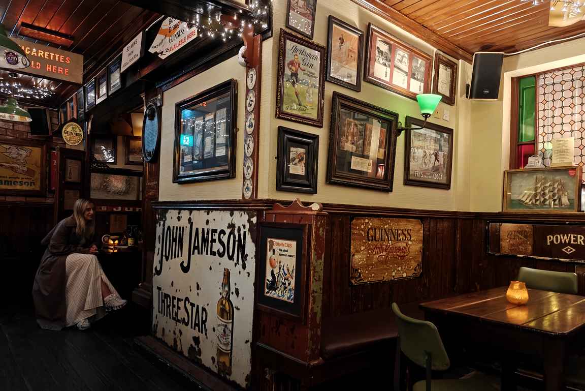 The Sky and The Ground on perustettu vuonna 1996, vaikka sisätiloissa luulisi olevan huomattavasti vanhemmassa pubissa.