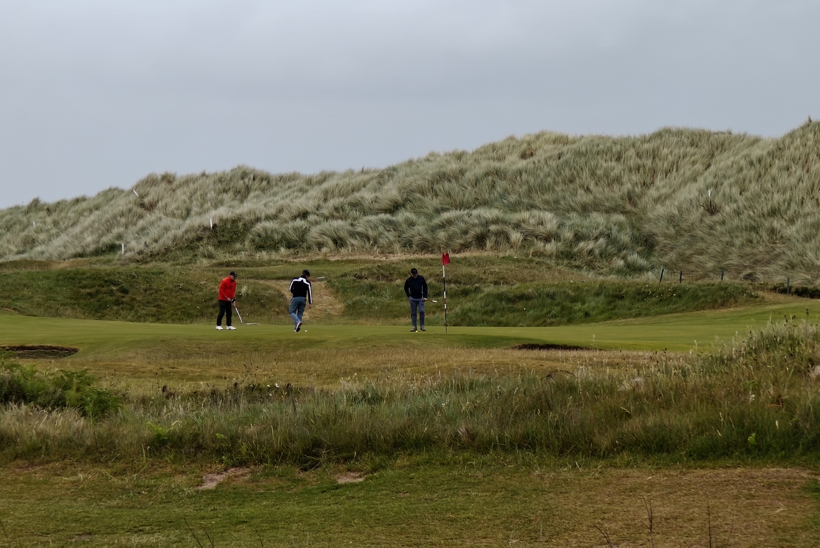 Rosslaressa oli kentällä ainakin toinen suomalaisryhmä samaan aikaan. Tunnistatko itsesi kuvasta?