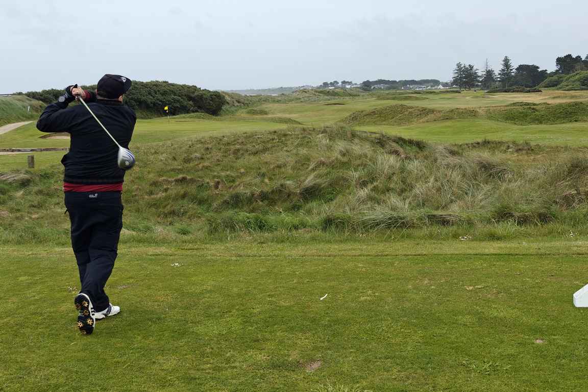 Pieni sadekaan ei haitannut upealla kentällä pelaamista.