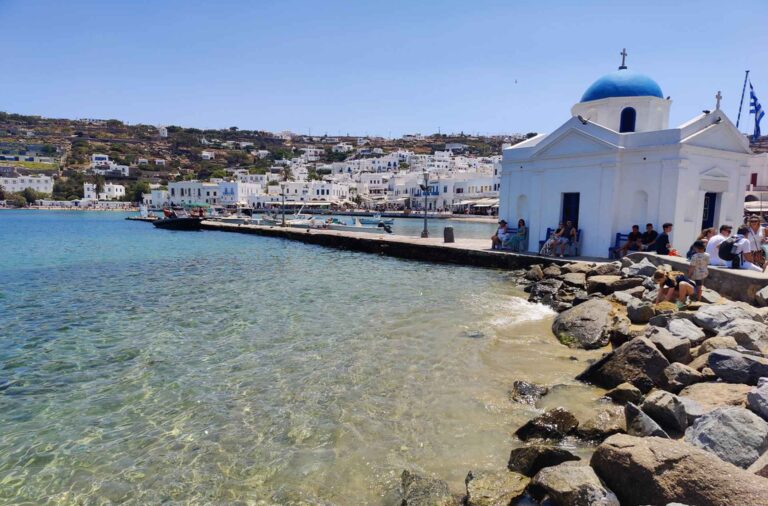 Agios Nikolaos of Kadena on upea ilmestys Mykonoksen rantakadulla.