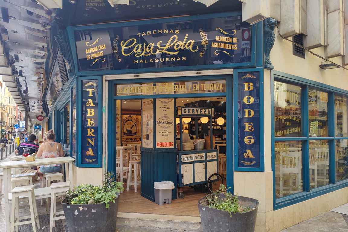 Casa Lola on niin paikallisten kuin turistien suosima bodega, jossa tapakset ovat pääosassa.