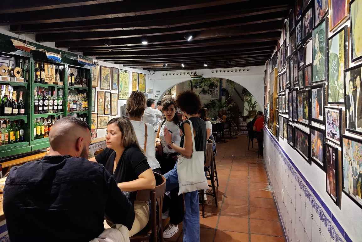 Ruuan ja viinin lisäksi El Pimpissä kiehtoo upeat sokkeloiset tilat.