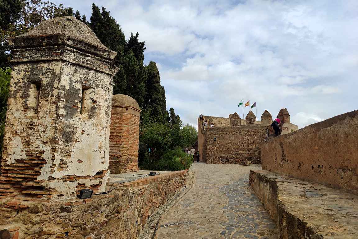 Castillo de Gibralfaro on arkkitehtuurillisesti mielenkiintoinen kokonaisuus erilaisine rakennuksineen.