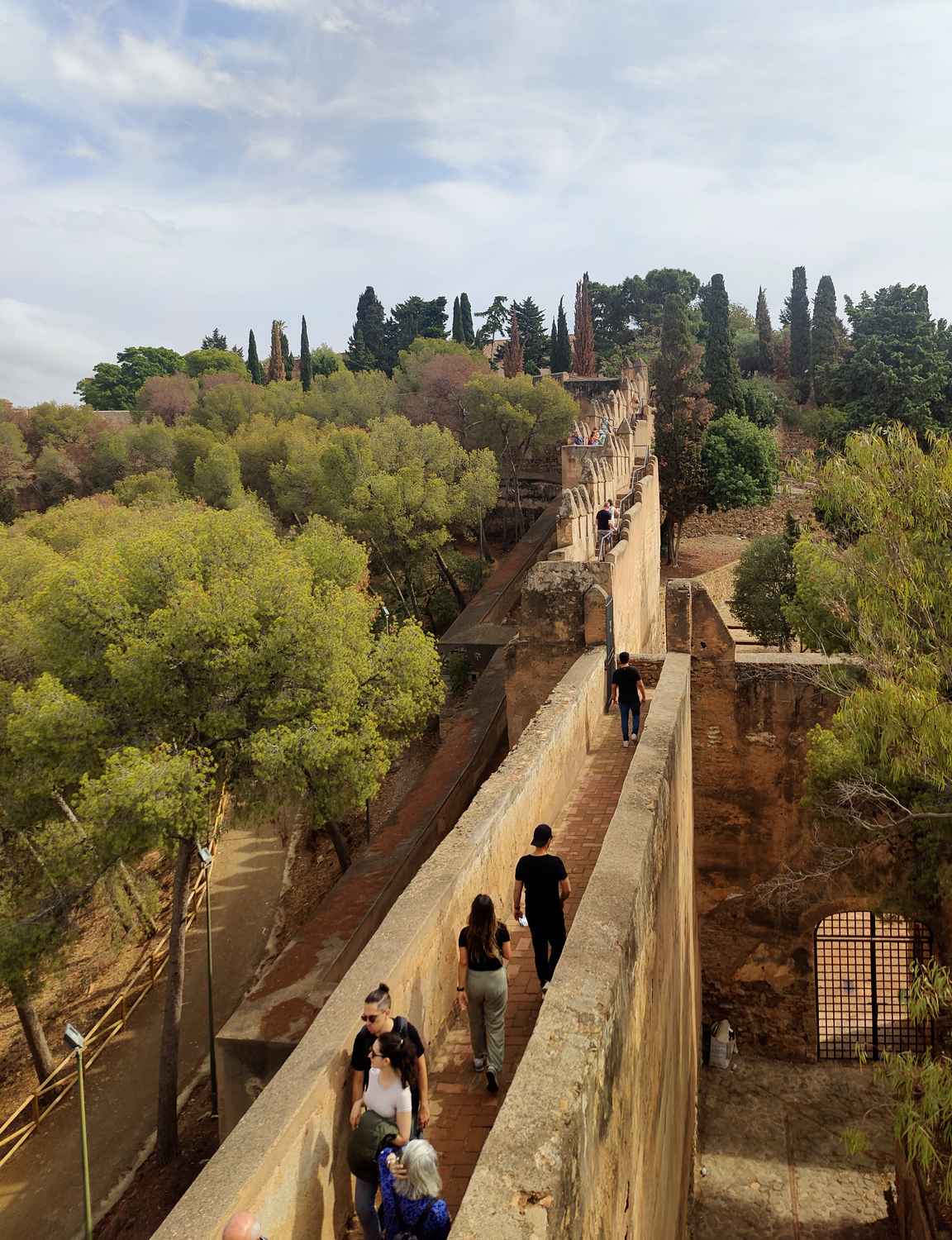 Parasta kuitenkin Gibralfaron linnoituksella on muureilla kävely upeine maisemineen.