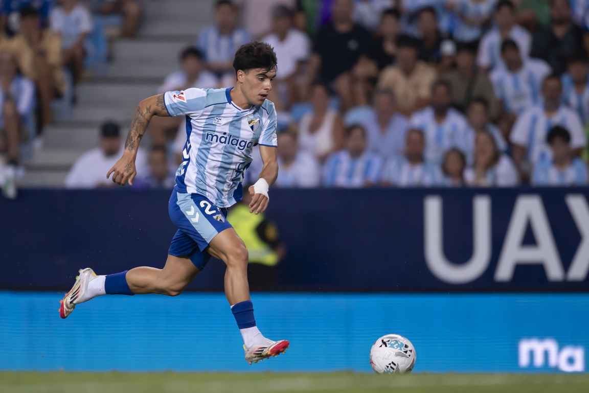 FC Málagan kotipaita on sinivalkoraidallinen copyright FC Málaga