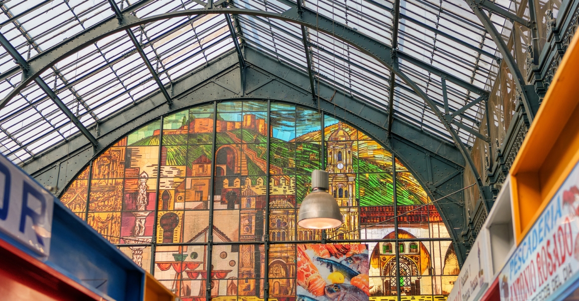 Mercado Central de Atarazanas ja sen värikkäät lasimaalaukset kannattaa huomioida myös ruokameren loisteessa.