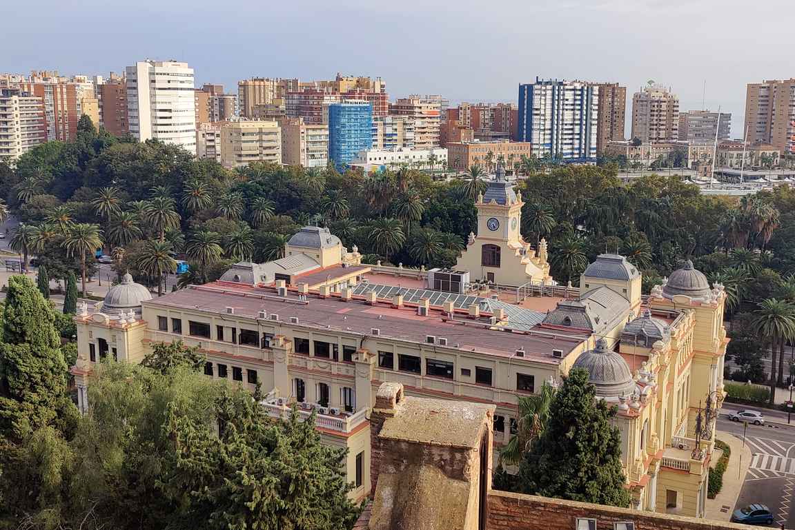 Kaupungintalo Ayuntamiento de Málaga levittäytyy Paseo del Parquen varrelle.
