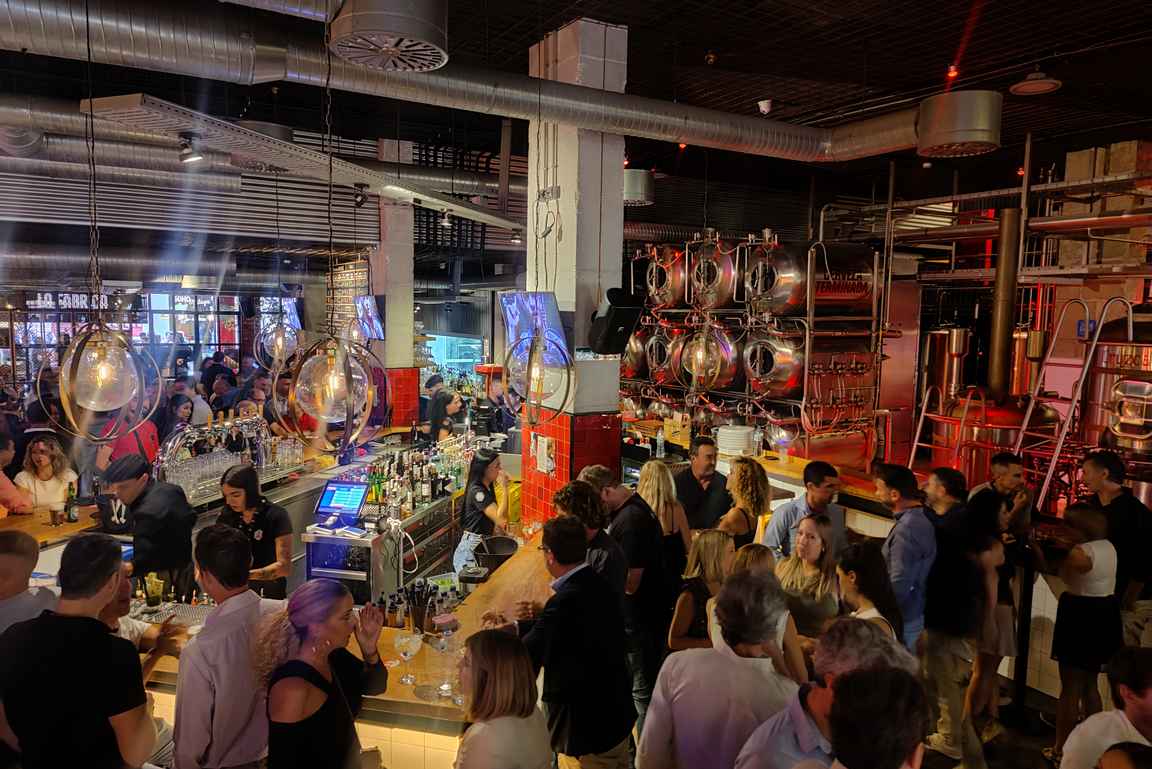 Isossa tehdashallissa olut virtaa ja meteli on melkoinen - huippupaikka oluen ystäville.