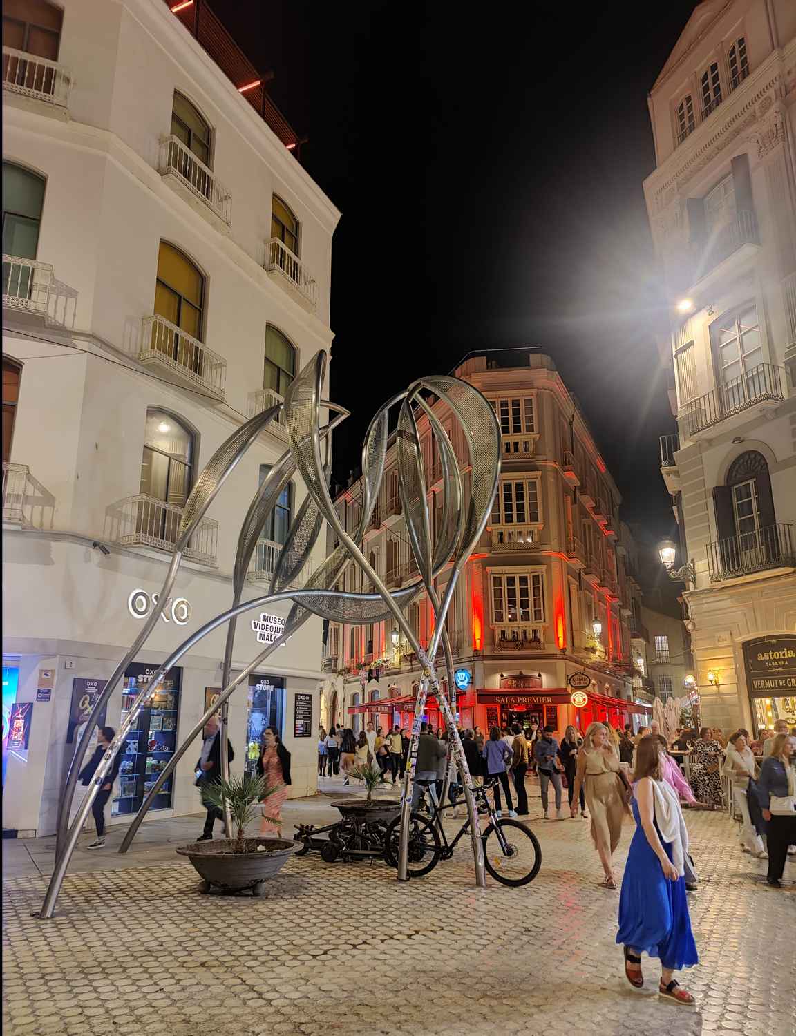 Videopelimuseo OXO:n edustalla on Blanca Muñoxin Panta Rei taideteos.