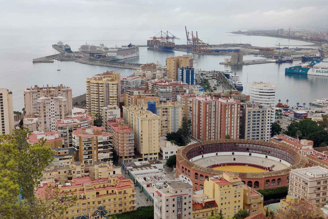 Gibralfaron linnoitukselta avautuu upeat näkymät Malagan härkätaisteluareenalle ja satamaan.