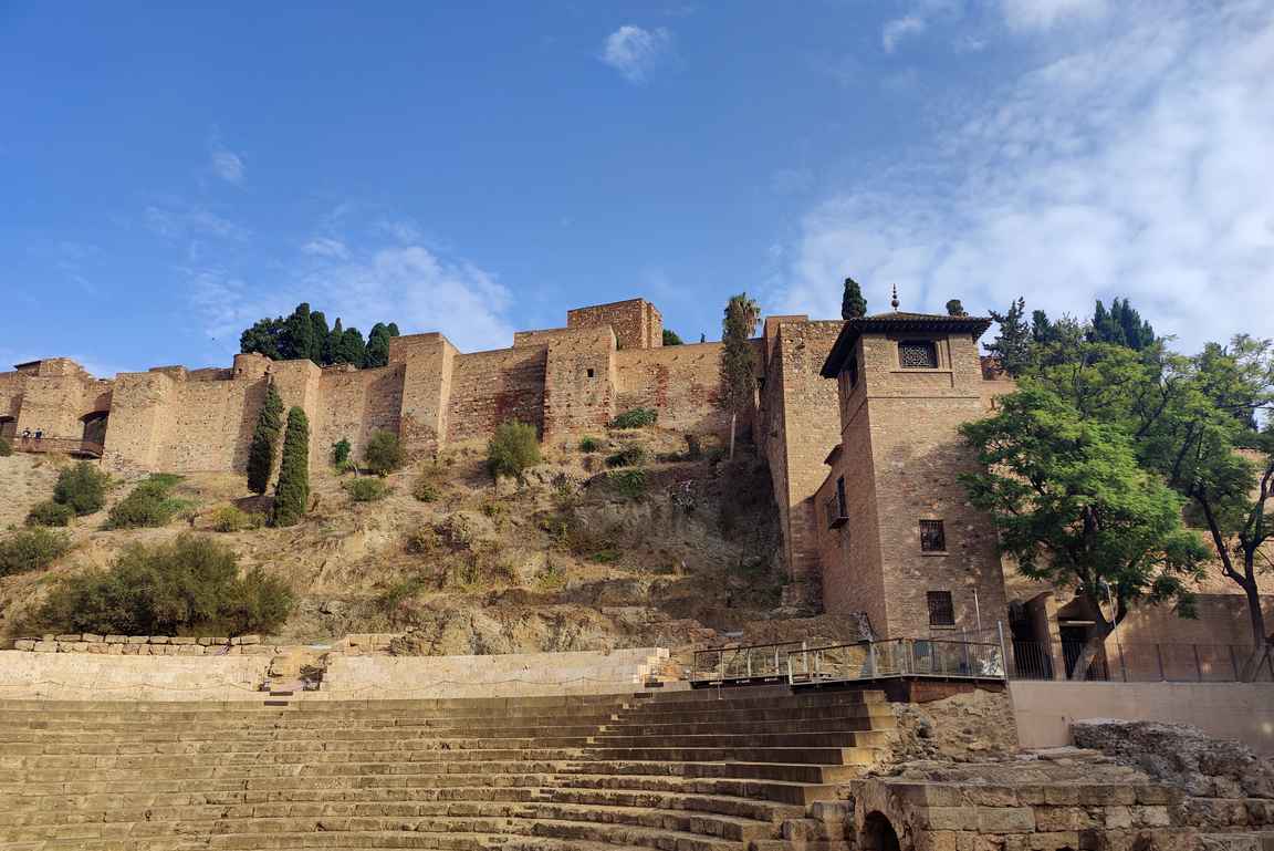 Roomalainen teatteri on Alcazaban alapuolella - eri kulttuurien historiat kohtaavat sulassa sovussa.