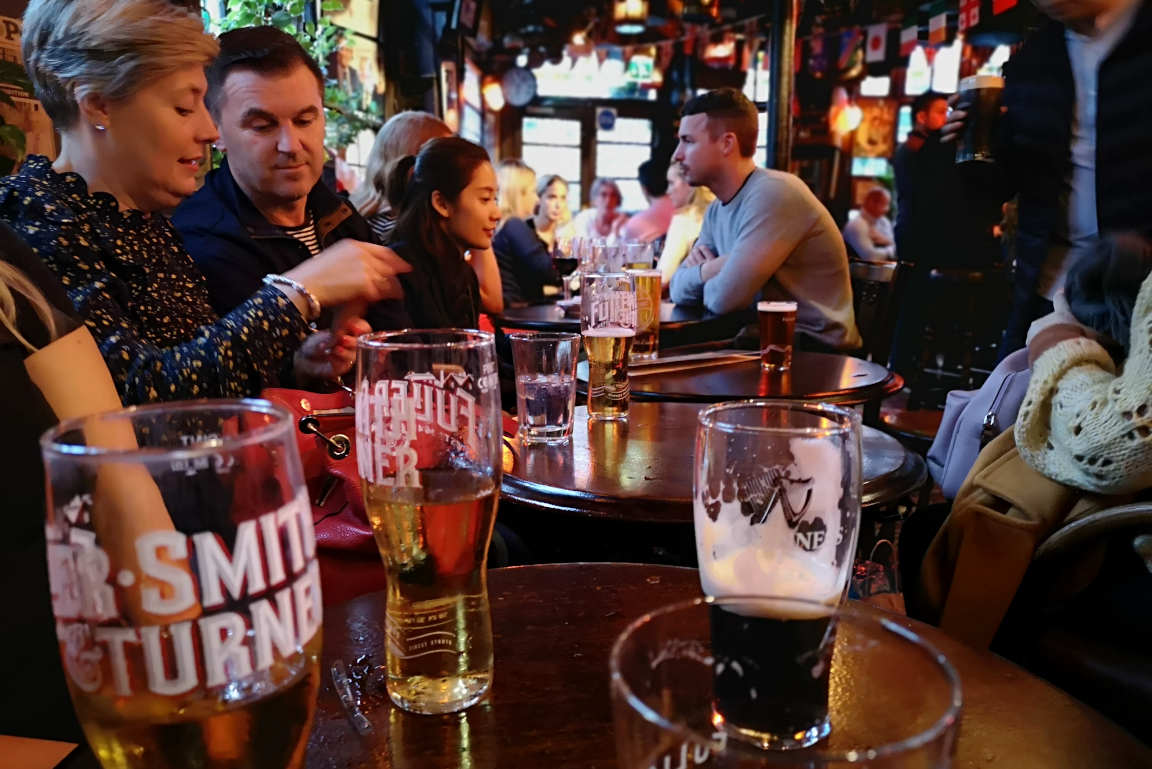 The Churhill Arms on eittämättä Lontoon parhaita pubeja.