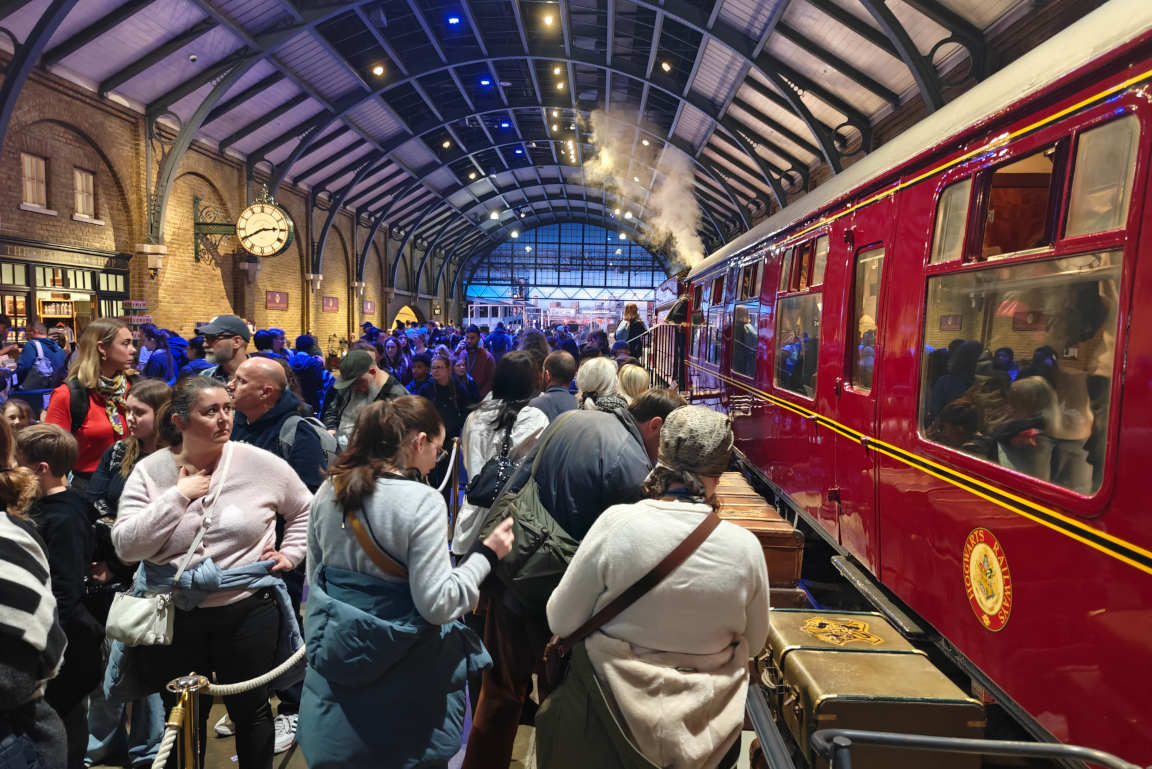 The Hogwarts Express lähdössä King Crossin laiturilta 9 3/4.