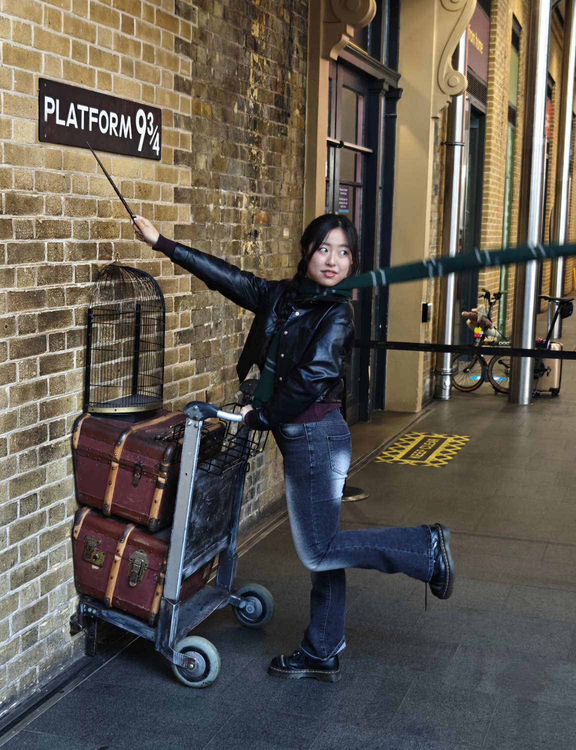 Mikäli et mene Harry Potterin Studioille, niin kannattaa käydä ainakin King Crossin Harry Potter -kaupassa.