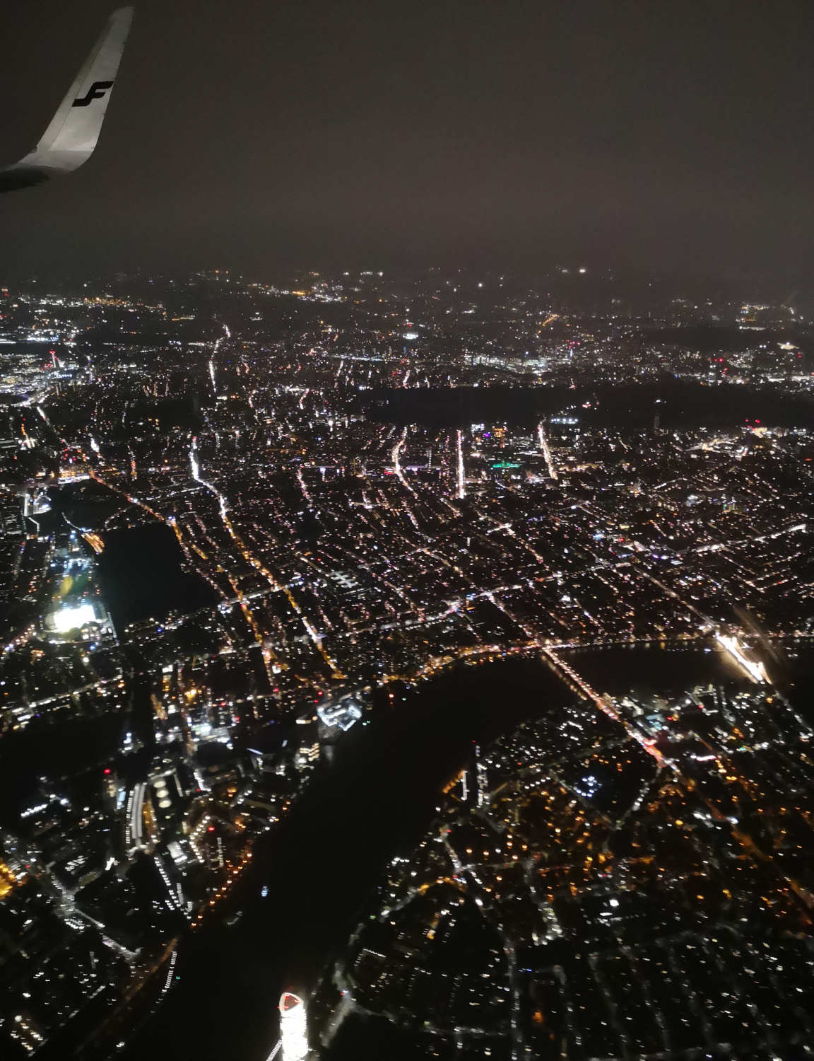 Heathrowlle laskeutuessa koneen oikea puoli tarjoilee Lontoon kaupunkimaisemia.
