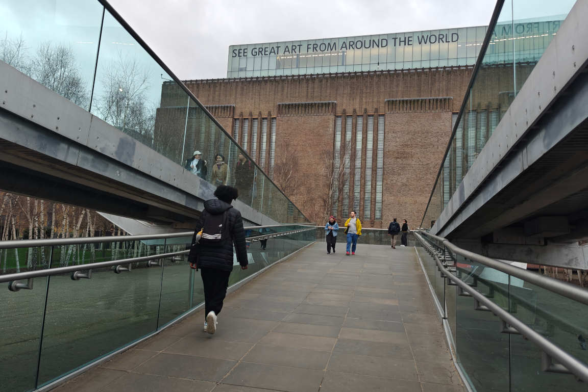 Tate Modern ja Millennium Bridge on South Bankin suosituimpia kohteita.