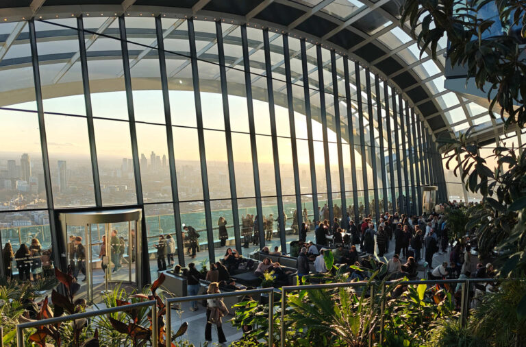 Sky Garden on kolmikerroksinen näköalapuutarha.
