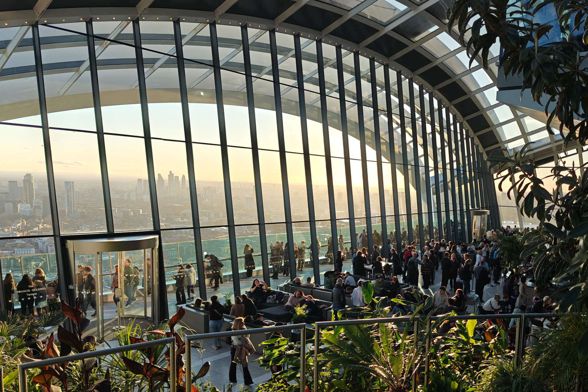 Sky Garden on kolmikerroksinen näköalapuutarha.