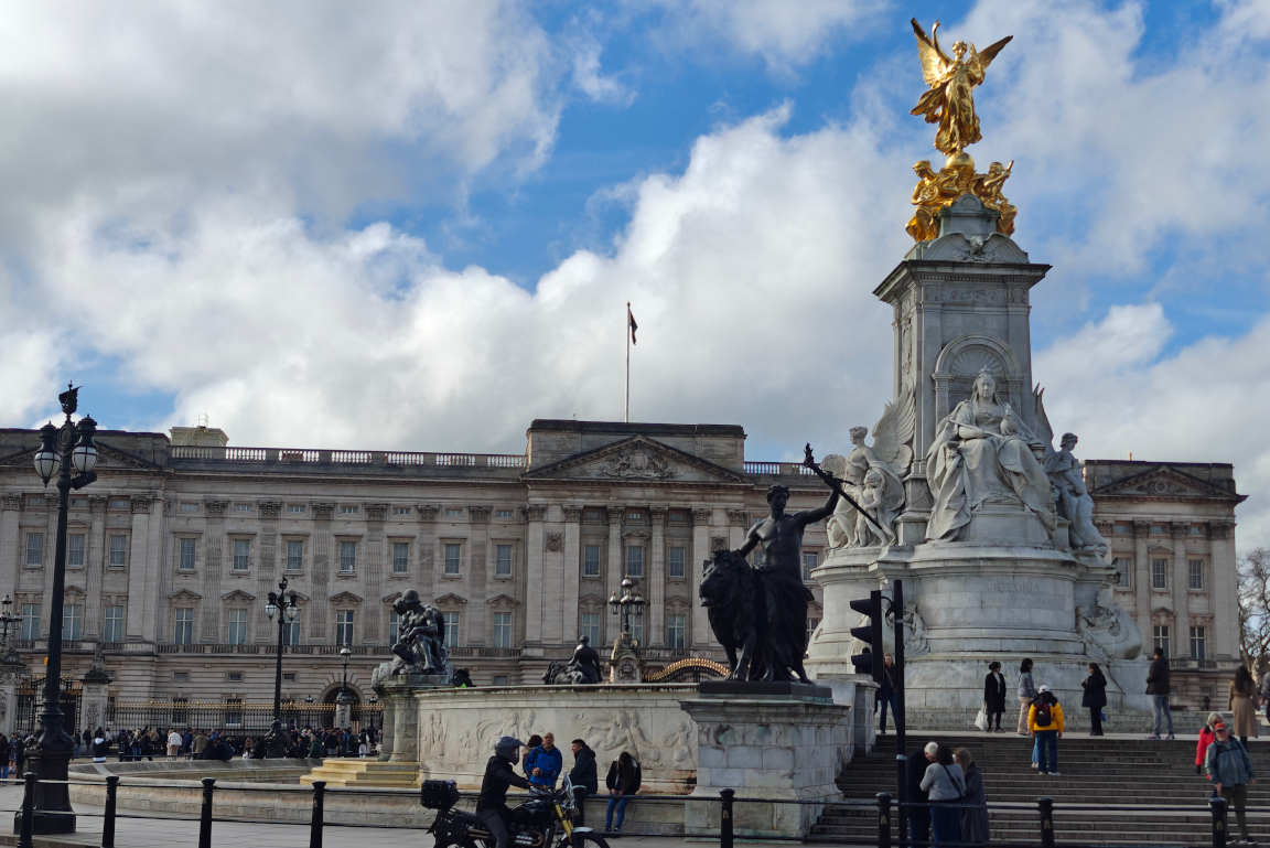 Buckinghamin palatsin edessä olevan liikenneympyrän keskellä on upea suihkulähde.