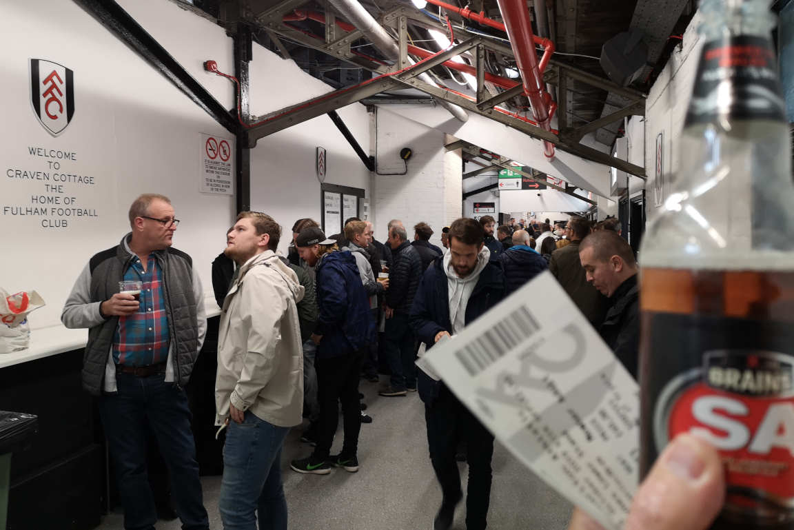 Fulhamin kotistadion Craven Cottage on Valioliigan vanhin, joskin sen toinen pääkatsomo on vain muutaman vuoden vanha. Stadionin vanha pääkatsomo on vuodelta 1896.