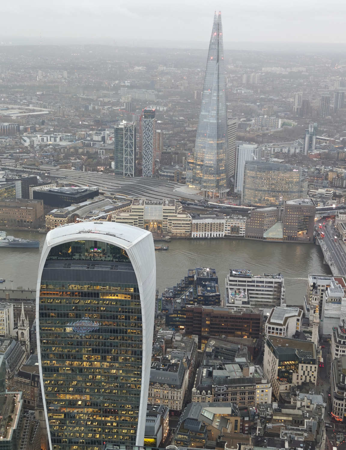 Horizon 22 näköalatasanne on parikymmentä kerrosta korkeammalla kuin Sky Garden. Vastarannalla kiinnittää huomion Lontoon korkein rakennus The Shard.