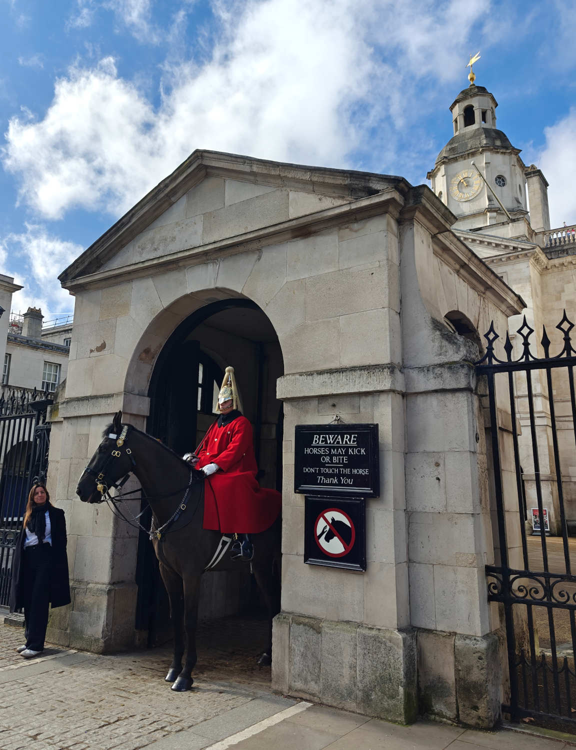 Kuninkaallisten hevostallien vartijoihin pääsee tutustumaan lähietäisyydeltä.