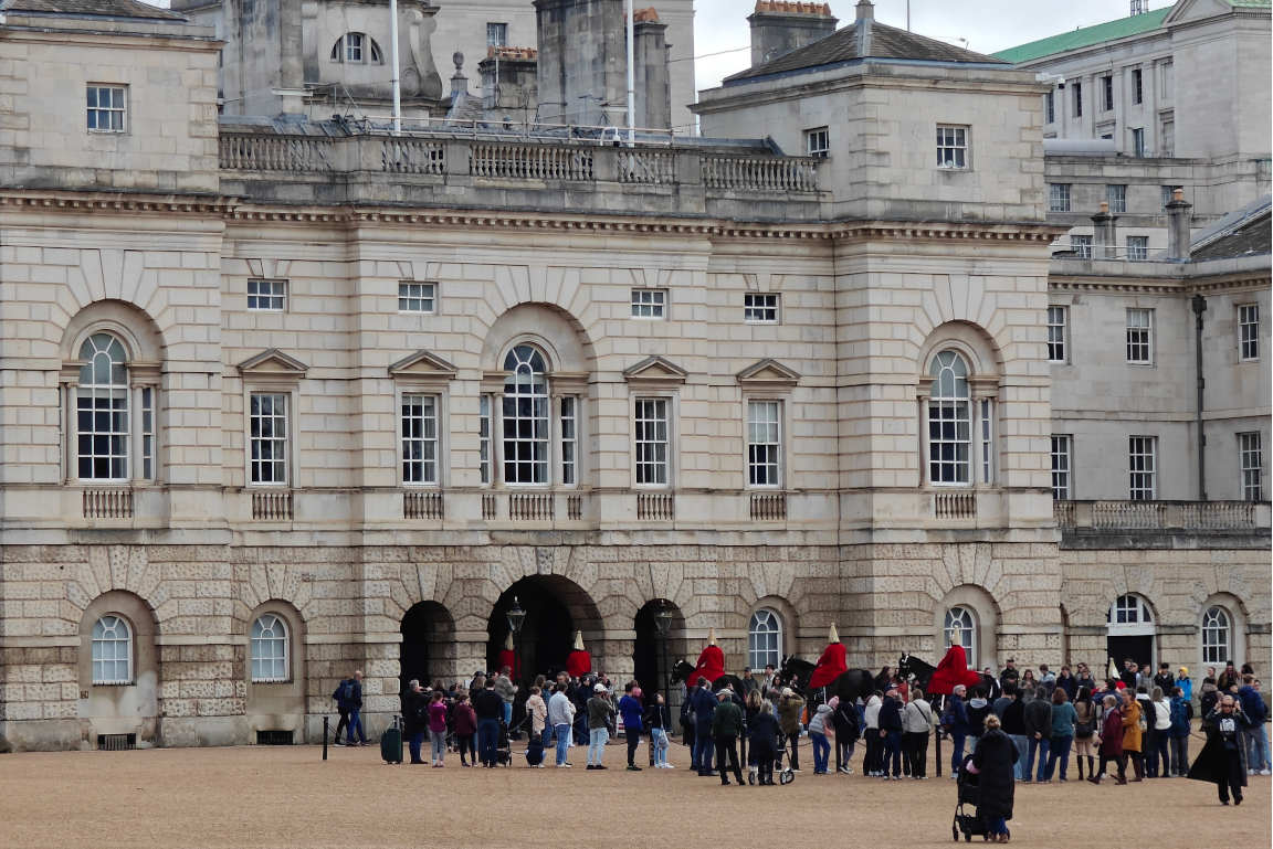 Vahdinvaihto suoritetaan hevostallien takapihalla.