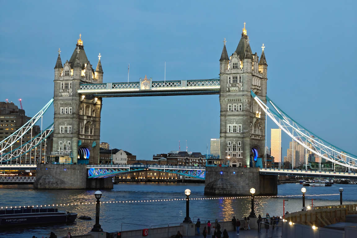 Five Guysista avautuu upea näkymä London Bridgelle.