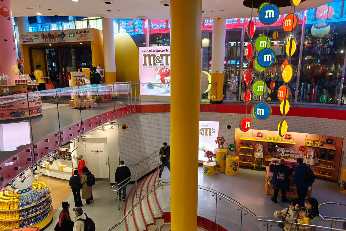 M & M - maailman suurin karkkikauppa.