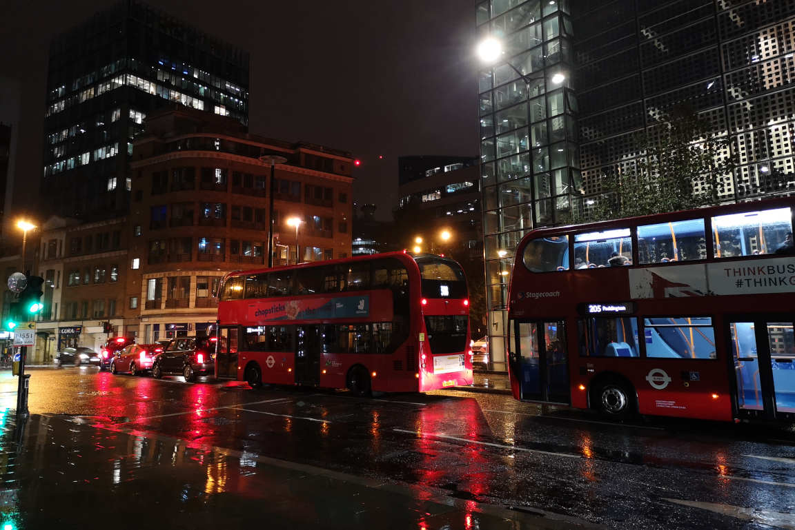Kaksikerroksisten bussien yläkerroksesta tutustuu Lontooseen näppärästi.