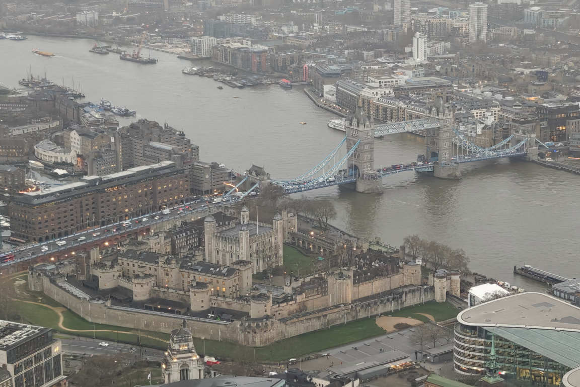 Tower of London ja London Bridge ovat myöskin suosittuja tutustumiskohteita.