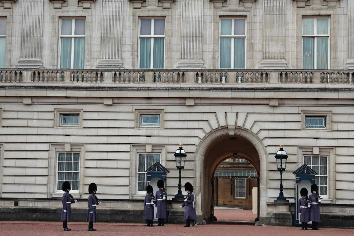 Talviaikaan Buckinghamin palatsin kuninkaallisilla vahdeilla on siniharmaat talvipuvut.