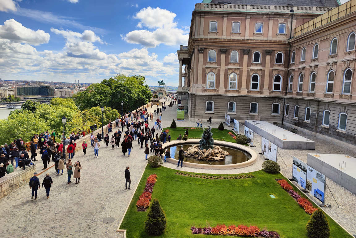 Budan linna eli kuninkaanlinna sijaitsee Linnavuoren päällä Tonavan rantamaisemissa.