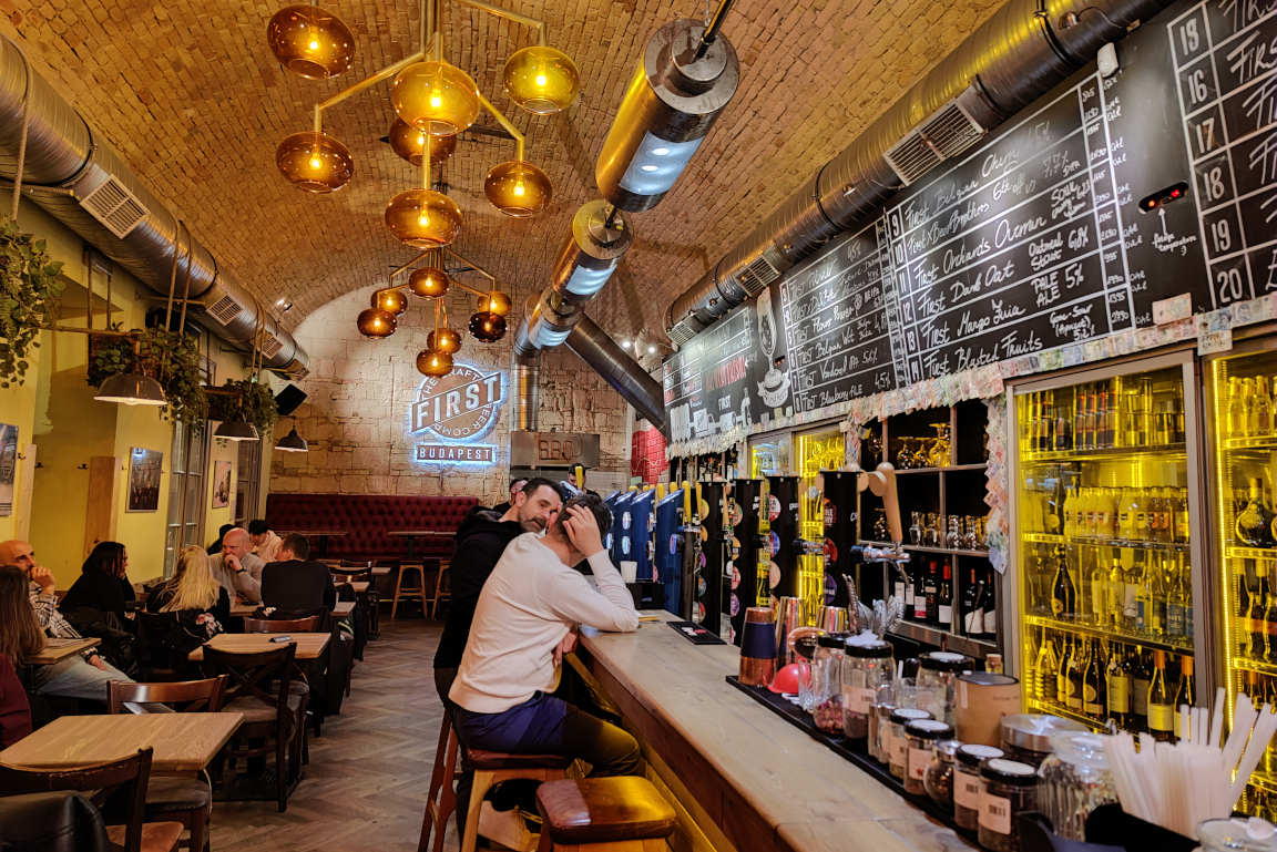 First Craft Beer & BBQ on yksi Budapestin parhaista olutbaareista.