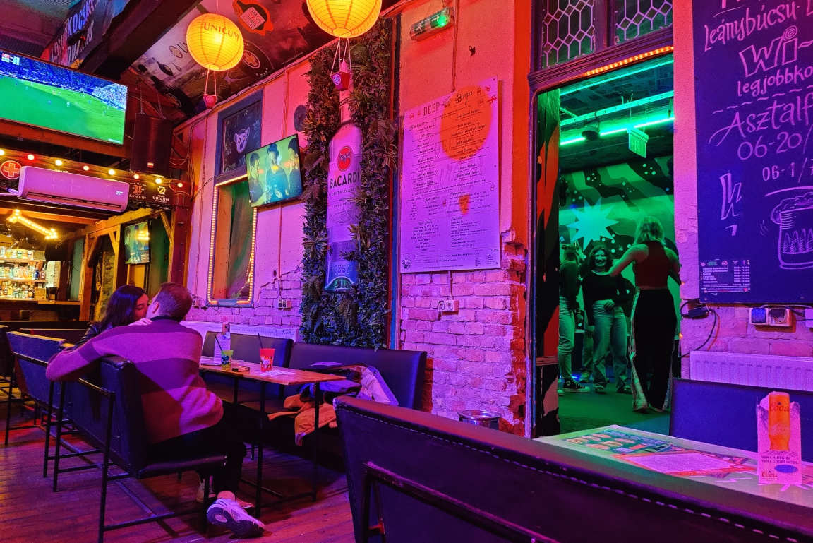 Füge Udvar on suosittu rauniobaari seitsemännessä kaupunginosassa.