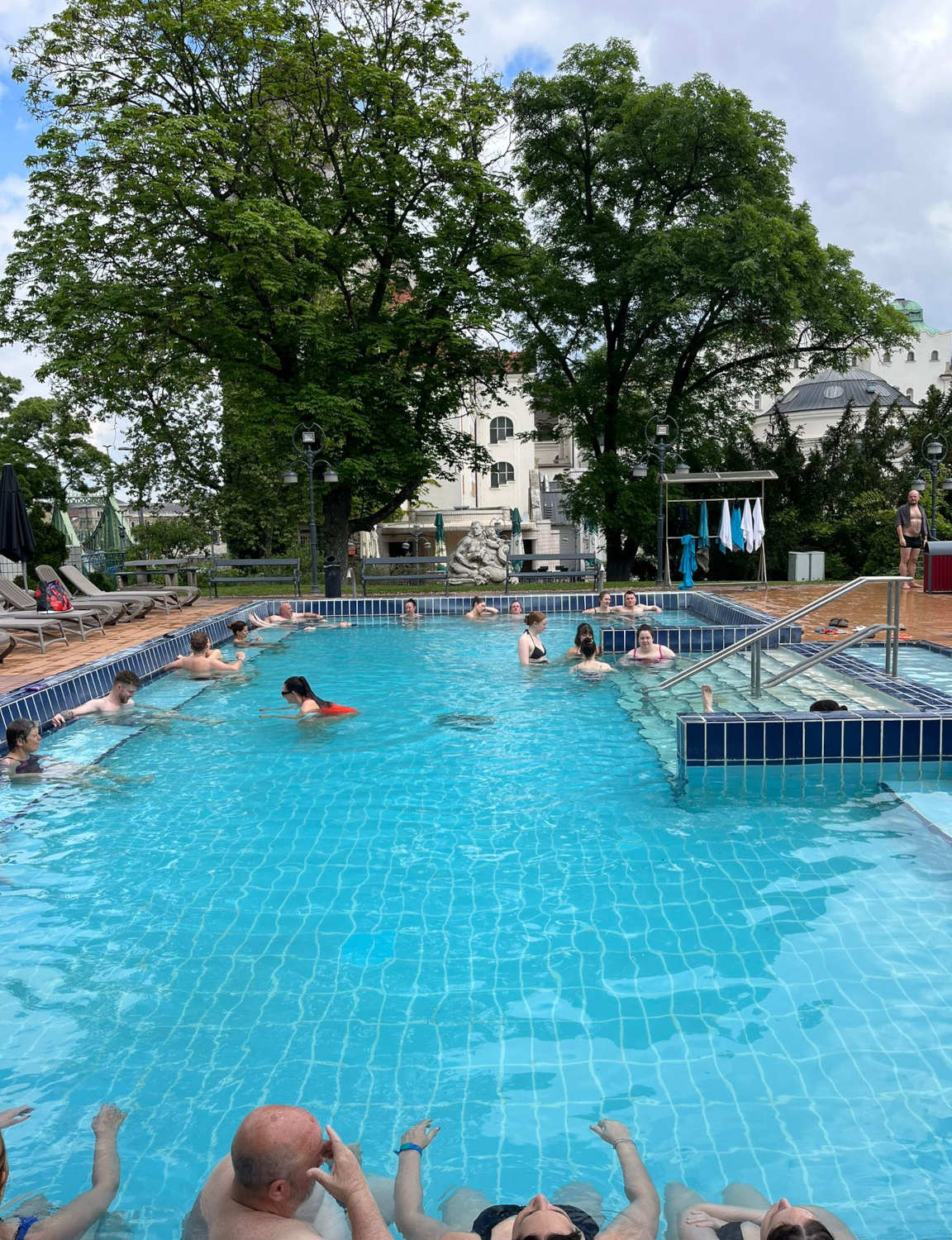 Monissa kylpylöissä kuten Gellertin kylpylässä on ulkoaltaita sisäaltaiden lisäksi.