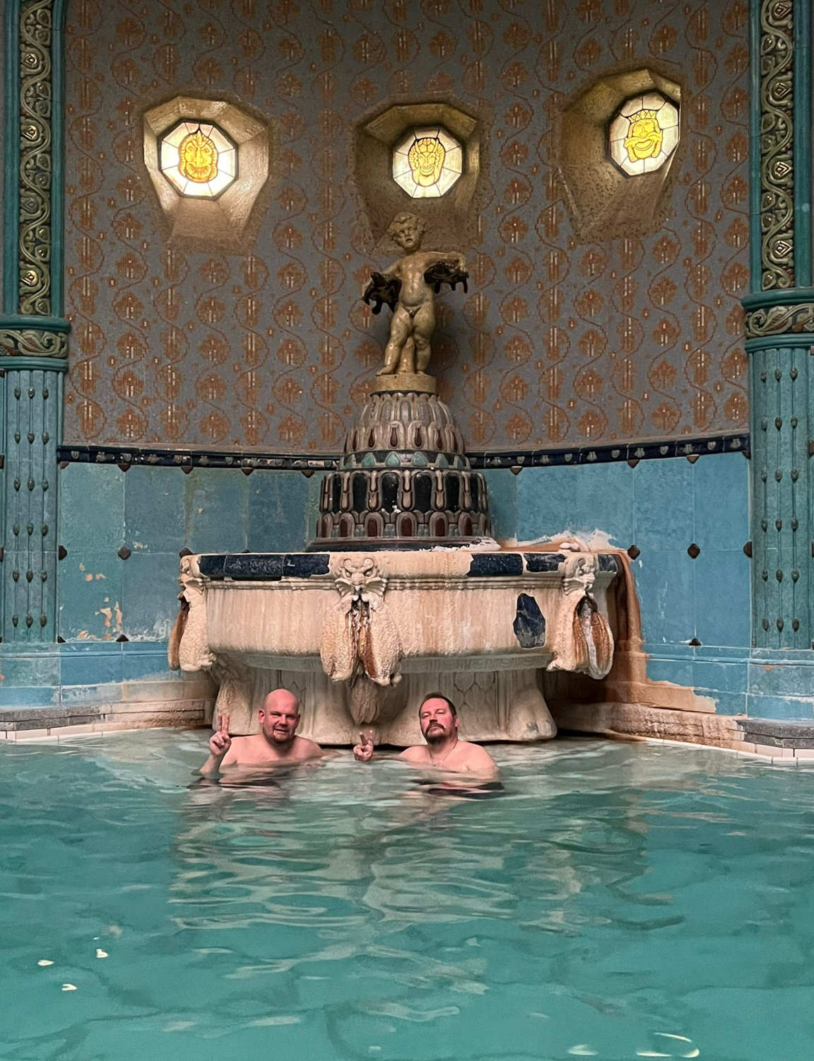 Miehet kuin Gellertin veistokset.