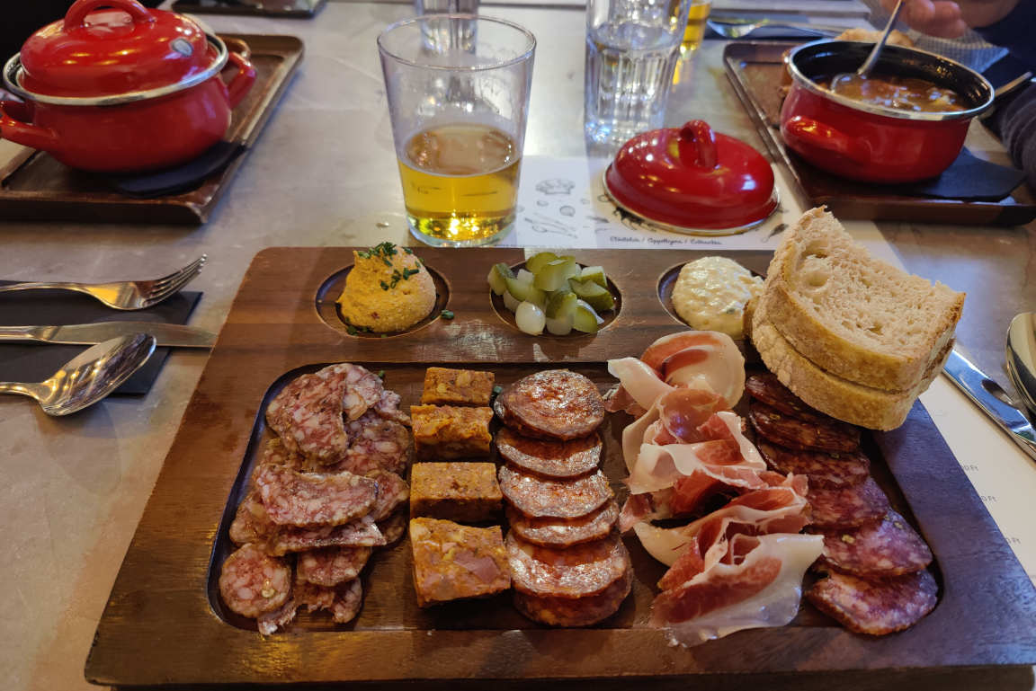 Budapestissä syö laadukkaissakin ravintoloissa suomalaiseen hintatasoon tottuneille edullisesti.