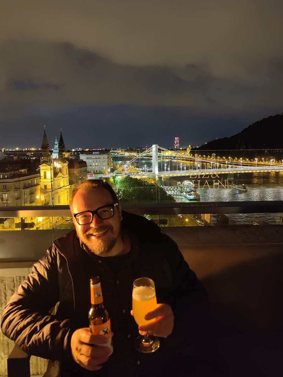 Liz & Chain Rooftop Bar on oiva paikka nauttia lasillinen upeissa maisemissa.