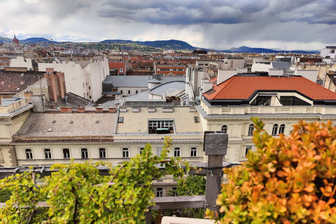 360 Bar Budapestin kattojen yllä on oiva paikka maisemien katseluun.