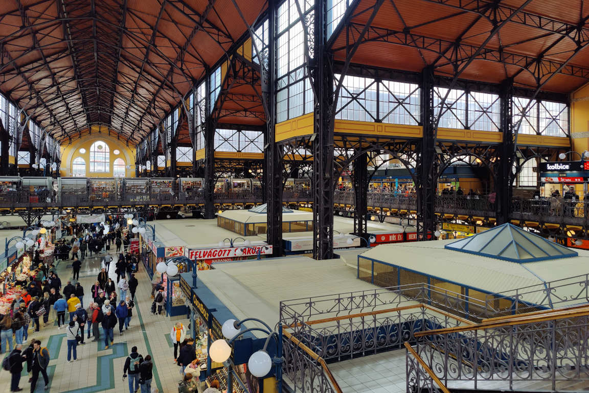 Nagycsarnokin kauppahallin on sekä arkkitehtuurin eli makumatkailun ystävien suosikkikohteita Budapestissä.