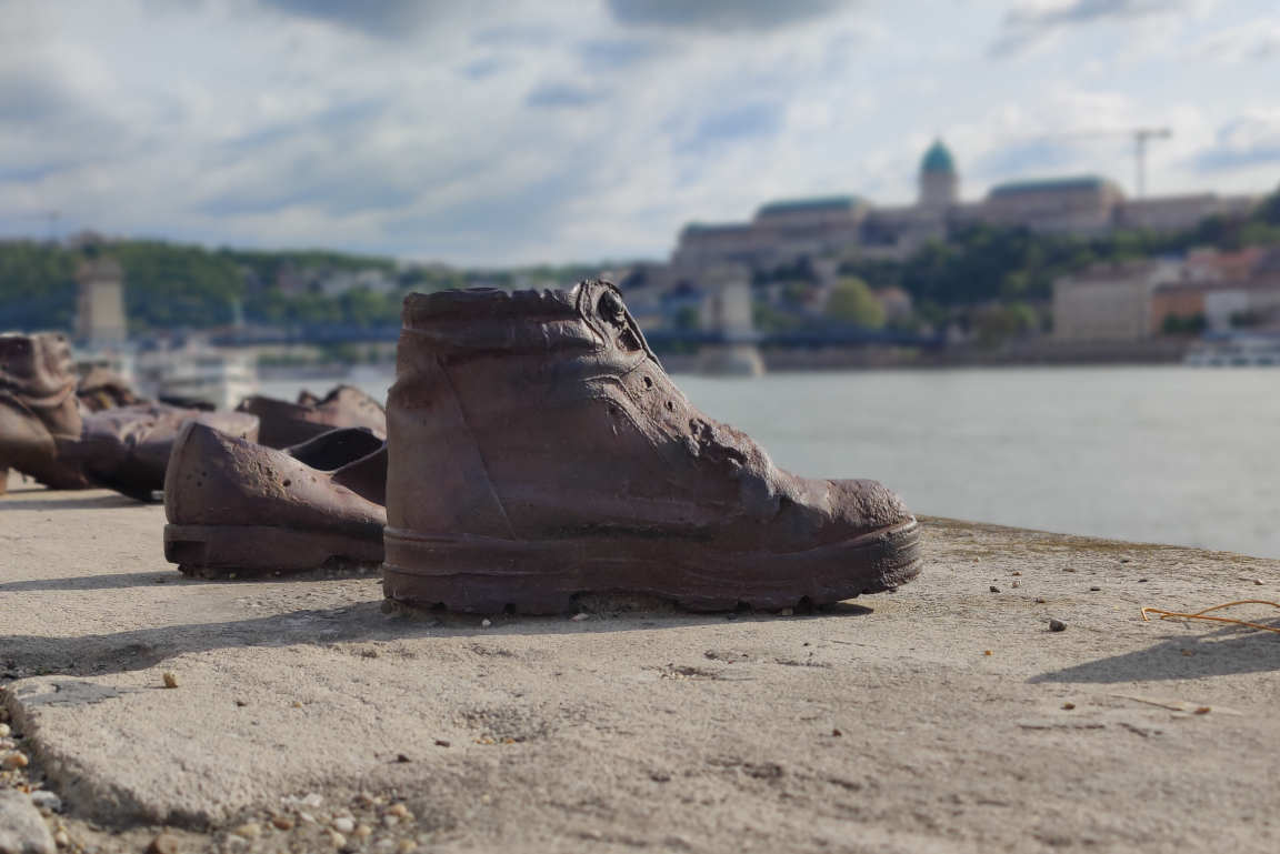 Kenkien muistomerkki muistuttaa holokaustista, jossa juutalaiset pakotettiin riisumaan kengässä ennen murhaamista.